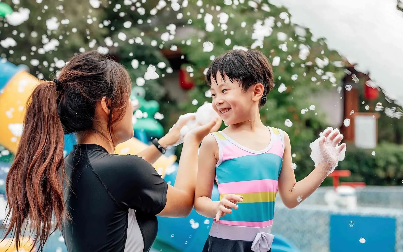 Tiệc Bọt Hồ Bơi