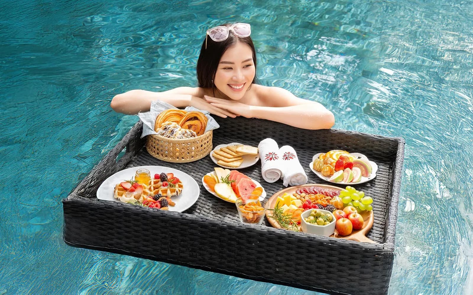 Bữa Sáng Trên Hồ Bơi